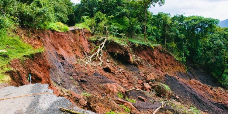 Jalan Provinsi di Kabupaten Agam Amblas, Akses Bukittinggi Terhambat