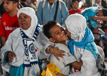 Tangis Haru Menyambut Kedatangan Jemaah Haji di Tanah Air