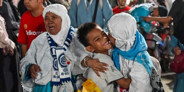 Tangis Haru Menyambut Kedatangan Jemaah Haji di Tanah Air