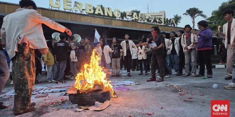 Mahasiswa Berunjuk Rasa di DPR Tangi Eksploitasi Lingkungan di Papua