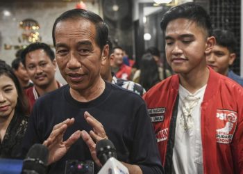 Kunjungi Lampung, Jokowi mengenakan kemeja dan topi dengan logo PSI