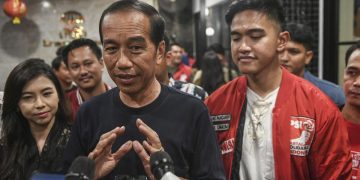 Kunjungi Lampung, Jokowi mengenakan kemeja dan topi dengan logo PSI