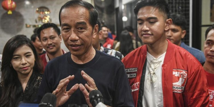Kunjungi Lampung, Jokowi mengenakan kemeja dan topi dengan logo PSI