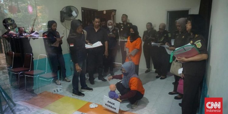 Rekonstruksi Mengungkap Komando Ketua Yayasan Daycare Ikat Anak