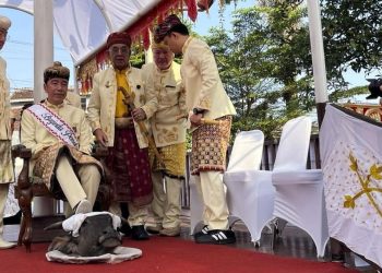 Ritual Tanah Gajah Lampung Jokowi Langkah di Kepala Kerbau di Karpet Merah