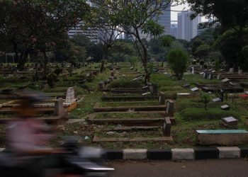 Tukang Gali Kubur Temukan Emas Seberat 2,4 Kilogram di Cirebon