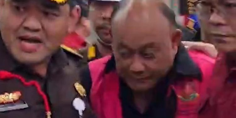 Dadan Tersangka Korupsi Pakai Rompi Tahanan dan Diborgol
