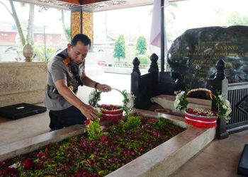 Kapolri Mengunjungi Makam Bung Karno, Gus Dur, dan Soeharto
