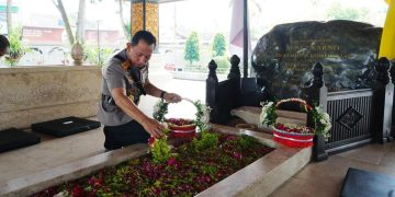 Kapolri Mengunjungi Makam Bung Karno, Gus Dur, dan Soeharto