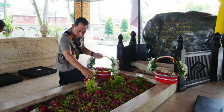 Kapolri Mengunjungi Makam Bung Karno, Gus Dur, dan Soeharto