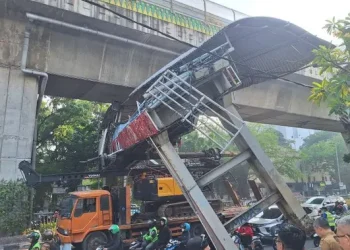 Kemacetan Akibat Truk Angkut Alat Berat Menabrak JPO Tendean