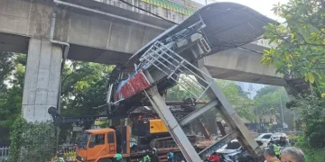 Kemacetan Akibat Truk Angkut Alat Berat Menabrak JPO Tendean