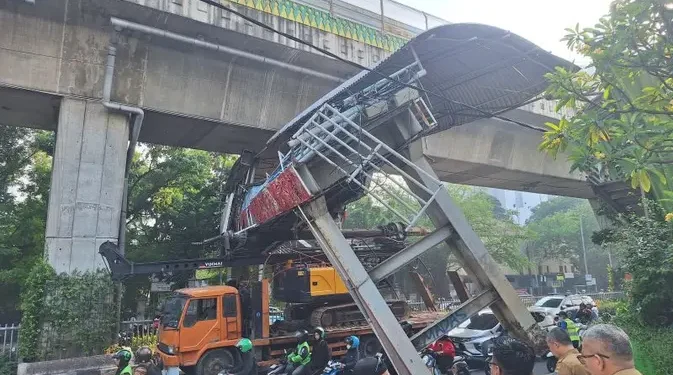 Kemacetan Akibat Truk Angkut Alat Berat Menabrak JPO Tendean