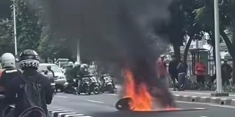 Motor Terbakar setelah Menghindari Mobil yang Berhenti Mendadak