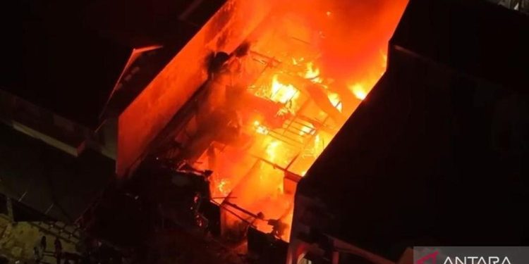 Kebakaran Rumah di Pulogadung Menewaskan Satu Penghuni