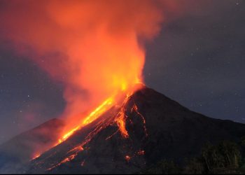 Gunung Karangetang Sulut Meletus, Semburkan Lava Pijar Hingga 400 Meter Tinggi