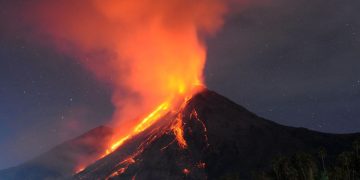 Gunung Karangetang Sulut Meletus, Semburkan Lava Pijar Hingga 400 Meter Tinggi