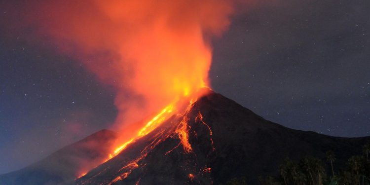 Gunung Karangetang Sulut Meletus, Semburkan Lava Pijar Hingga 400 Meter Tinggi
