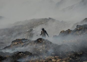 Api Masih Membara di TPA Jatiwaringin Tangerang yang Tak Kunjung Padam