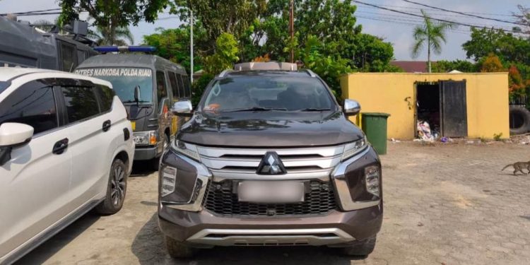 KPK Mengamankan Mobil Pajero Sport Milik Istri Bupati Kuansing