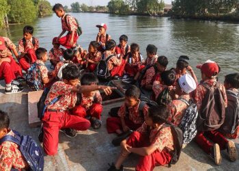 Akses Jalan Terputus Karena Abrasi, Siswa Muara Gembong Gunakan Perahu