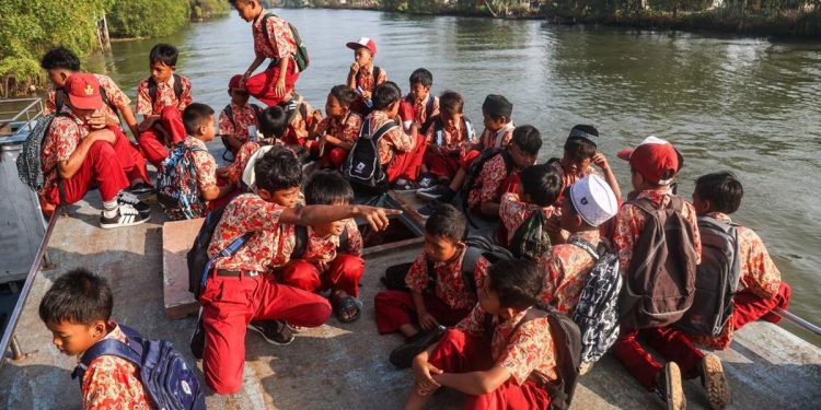 Akses Jalan Terputus Karena Abrasi, Siswa Muara Gembong Gunakan Perahu