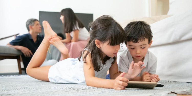 Waktu Layar Anak Makin Buruk Saat Orang Tua Mengalami Stres