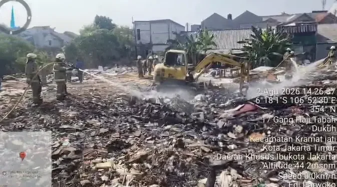 Kebakaran Tumpukan Sampah di Kramat Jati Sudah Lebih dari 30 Jam Belum Padam
