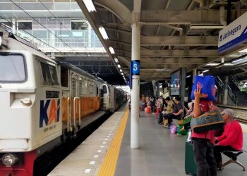 Daftar 13 Kereta Api yang Berhenti di Jatinegara Hari Ini