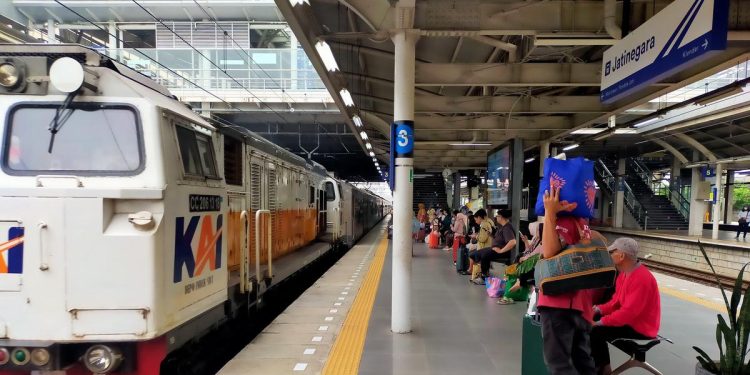 Daftar 13 Kereta Api yang Berhenti di Jatinegara Hari Ini