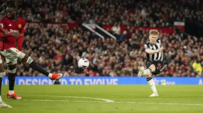 Lewis Hall Tinggalkan Newcastle, Bakal Gabung Manchester United?