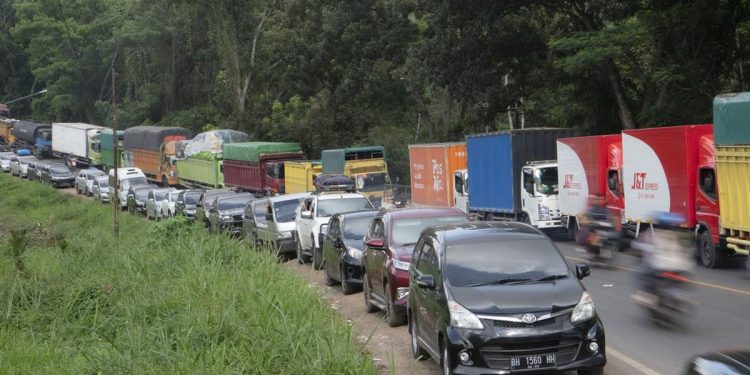Macet Panjang Dua Pekan di Jalintim Sumatra Palembang-Jambi