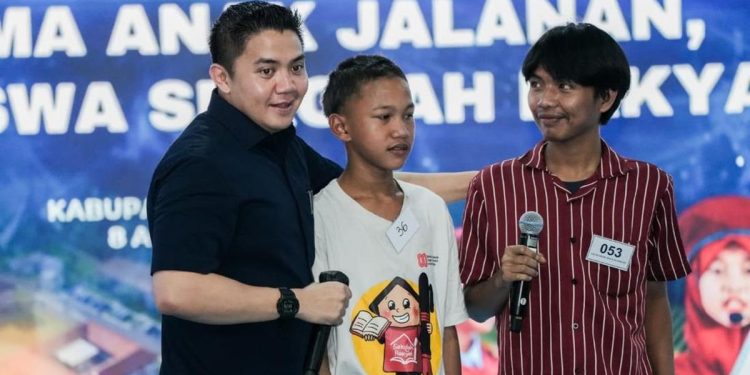 Seskab Teddy Disambut Puisi Siswa Sekolah ‘Dari Jalanan Menuju Harapan’