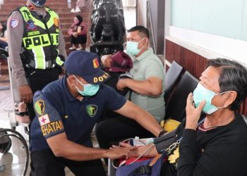 Layanan Kesehatan untuk Penumpang di Bandara Soekarno-Hatta oleh Polisi