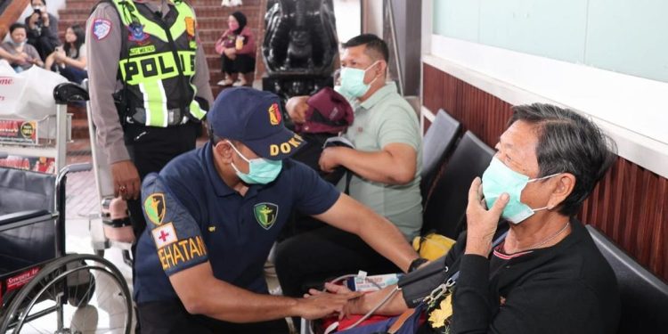 Layanan Kesehatan untuk Penumpang di Bandara Soekarno-Hatta oleh Polisi