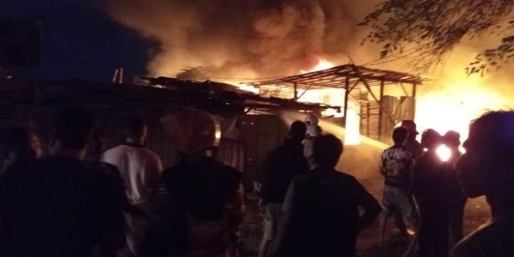 Bedeng dan Gudang Rongsokan di Denpasar Terbakar Senin Malam