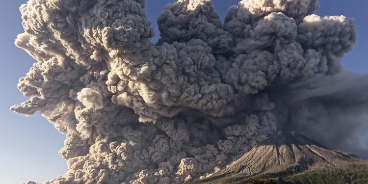 Gunung Sinabung Erupsi, 2451 Warga dari Dua Desa Dievakuasi