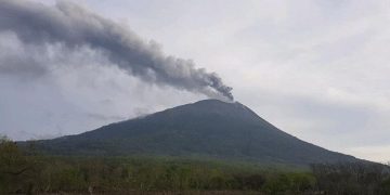 Gunung Ili Lewotolok Meletus Dua Kali dengan Kolom Abu hingga 700 Meter