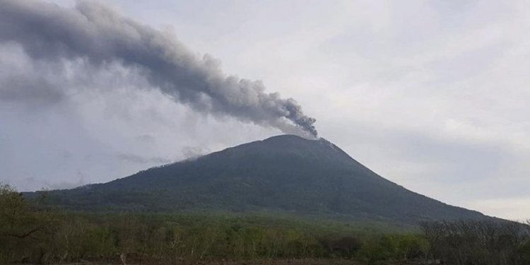 Gunung Ili Lewotolok Meletus Dua Kali dengan Kolom Abu hingga 700 Meter