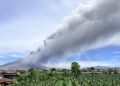 Foto Gunung Sinabung Erupsi Status Naik Jadi Siaga
