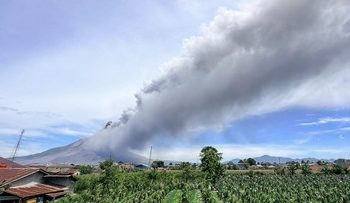 Foto Gunung Sinabung Erupsi Status Naik Jadi Siaga