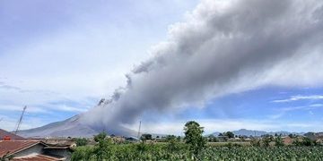 Foto Gunung Sinabung Erupsi Status Naik Jadi Siaga