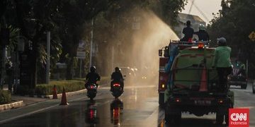 Jakarta Semprot Jalan Mitigasi Abu Vulkanik di Anak Krakatau