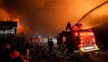 Kebakaran Mencekam di Tempat Pembuangan Akhir Putri Cempo Solo