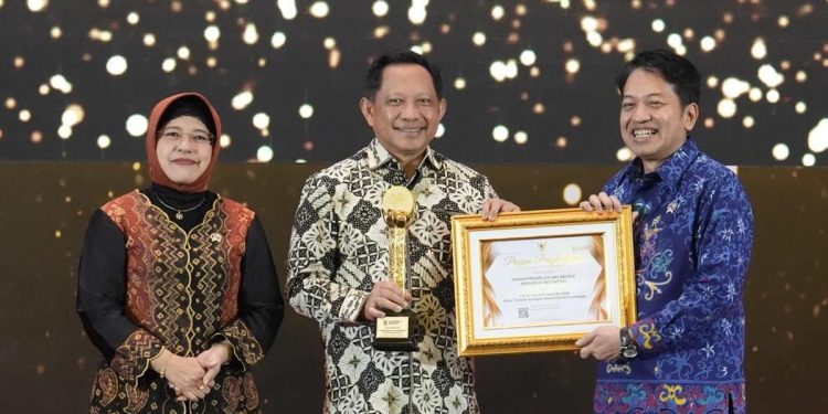 Kemendagri Dapatkan Penghargaan BPS karena Optimalisasi Data Statistik
