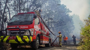 Mobil Pemadam Kebakaran Terbalik di Pangkep Sulsel Mengakibatkan 2 Tewas