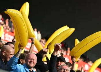 Alasan Suporter Bawa Balon Pisang ke Markas Liverpool
