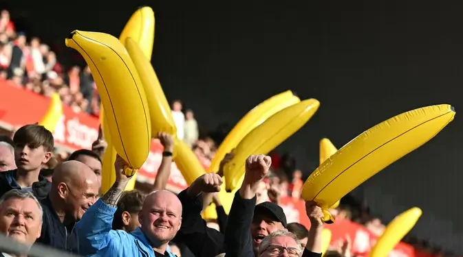 Alasan Suporter Bawa Balon Pisang ke Markas Liverpool