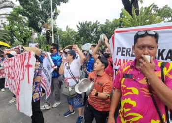 Akses Ditutup Ormas, Karyawan Club Demo di Balai Kota