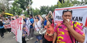 Akses Ditutup Ormas, Karyawan Club Demo di Balai Kota